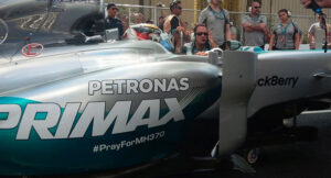 Mercedes e Petronas renderanno omaggio alle vittime del volo MH370