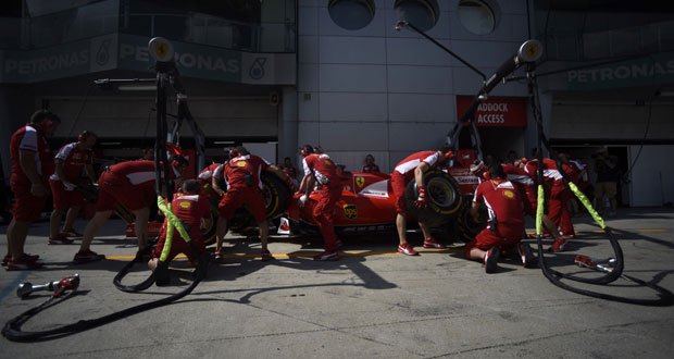 prove-di-pit-stop-malesia-ferrari-2015