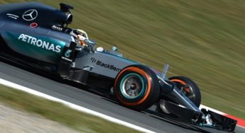 GP Spagna Formula 1 2015, libere 2: Lewis Hamilton davanti alla Ferrari di Sebastian Vettel