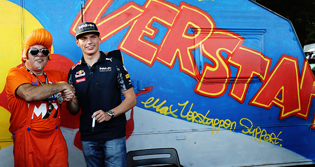 max verstappen con i fan olandesi