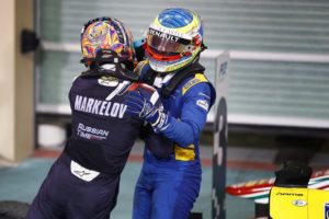 GP Abu Dhabi, Gara 1: Markelov vince a tavolino, Rowland e Fuoco squalificati