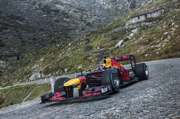 Sebastien Buemi ha scalato il Passo del Gottardo... con una RB8!