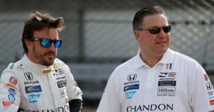 Fernando Alonso ha fame di vittoria e tanta motivazione. Qualità necessarie per un pilota secondo Zak Brown