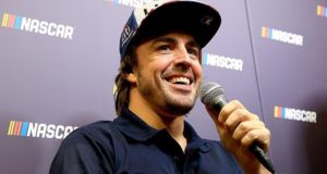 Se si parla di passione per il motorsport non si può non citare Fernando Alonso! Il pilota spagnolo dopo Indianapolis e Daytona vorrebbe testare una vettura della NASCAR. Ma come fa a coinvolgere i suoi fan in ogni suo progetto?