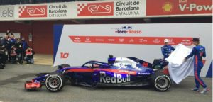 Svelata già tramite i social network, anche a causa di una foto trapelata durante il filming day effettuato a Misano, oggi sul circuito di Barcellona, prima dell'inizio dei test è stata presentata la Toro Rosso STR13, motorizzata Honda