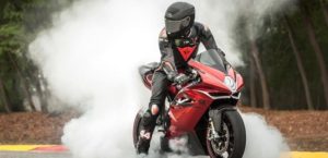 Lewis Hamilton non ha mai nascosto il suo amore per le moto e finalmente ha realizzato il sogno che aveva sin da bambino!