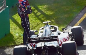 Il team Haas dovrà pagare una multa di 10.000 euro, perché secondo gli steward della FIA le monoposto sono state "rilasciate in condizioni non sicure" dopo i pit stop. Un ritiro forzato che ha straziato squadra e piloti, in quella che poteva essere una gara promettente. Ora c’è da capire cosa sia realmente successo