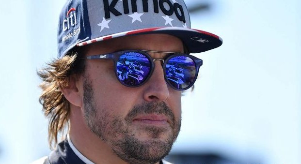 Fernando Alonso si racconta ed afferma di amare la semplicità, di essere una persona comune come tante altre nella sua vita quotidiana e di tenere particolarmente alla sua famiglia, che considera il pilastro della sua vita