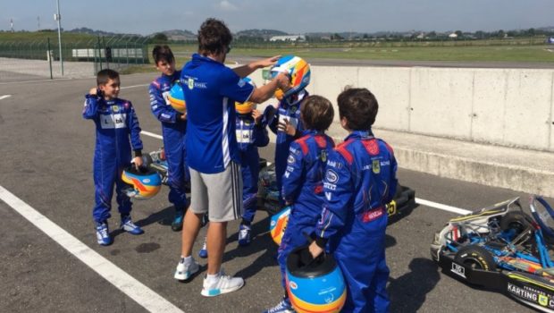 Con Fernando Alonso non ci si annoia mai! Il pilota asturiano ha raggiunto un accordo con la società di comunicazione Shanghai Yi Qian per portare in Cina scuole di karting e sim racing