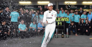 Eccovi l' ordine d'arrivo di un folle GP d'Azerbaijan, ricco di errori, incidenti e colpi di scena, che vede trionfante inaspettatamente Lewis Hamilton e Sebastian Vettel al quarto posto