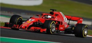 La prima fila della griglia di partenza del Gran Premio del Bahrain si tinge di rosso, con Sebastian Vettel che effettua la pole position e Kimi Raikkonen che partirà al suo fianco. Una gara in rimonta invece aspetta Lewis Hamilton e Max Verstappen. La Ferrari porterà la vittoria a casa?