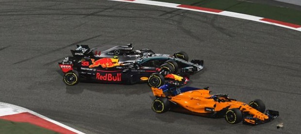 Secondo Lewis Hamilton, Max Verstappen ha peccato di inesperienza in Bahrain, e nonostante il fantastico ritmo che ha, deve ancora imparare tanto da campioni del calibro di Fernando Alonso