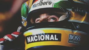 La sua è una di quelle assenze che invece diventano presenze costanti. Cosa ci resta di Ayrton Senna a distanza di 24 anni dalla sua morte? Tanto, forse fin troppo, così per me si diventa immortali