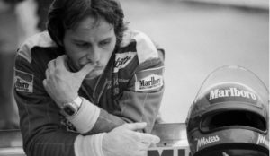 Gilles Villeneuve è stato in grado di farsi spazio nel cuore di tutti per restarci per l'eternità, grazie al suo talento cristallino ed indomabile, grazie al suo essere leale e coraggioso e grazie alla sua dannata velocità