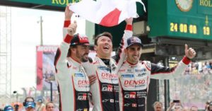 Un ottimo lavoro di squadra, una prestazione eccellente e brillante di Fernando Alonso specialmente nella staffetta notturna hanno consegnato a lui, a Sébastien Buemi, Kazuki Nakajima ed alla Toyota la vittoria della 24 Ore di Le Mans. La Tripla Corona per lo spagnolo è sempre più vicina, ma il suo futuro è sempre più lontano dalla Formula 1?