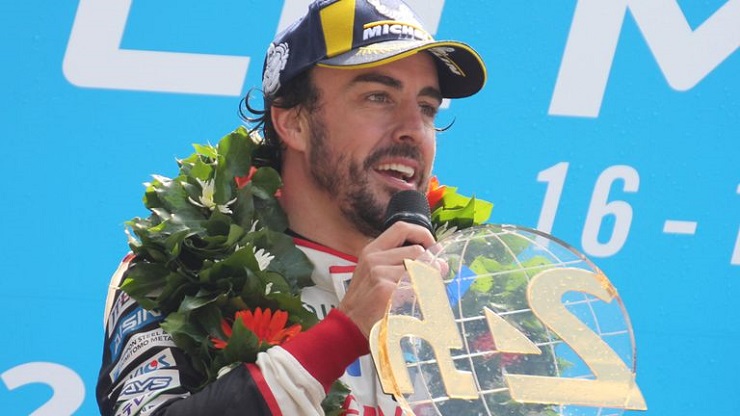 Alonso gioisce dopo il successo della 24Ore di Le Mans
