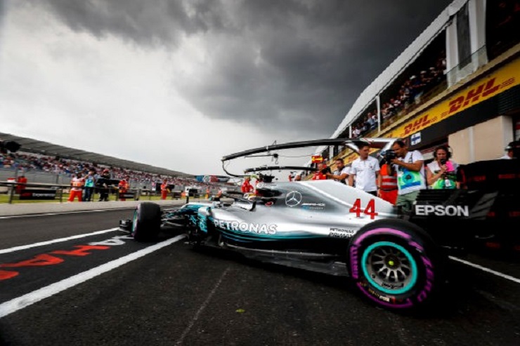 Hamilton esulta per la pole in Francia