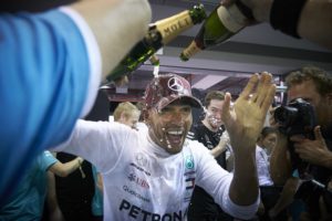 Hamilton esulta: “Non era la nostra pista, la pole ci ha dato un grande vantaggio”