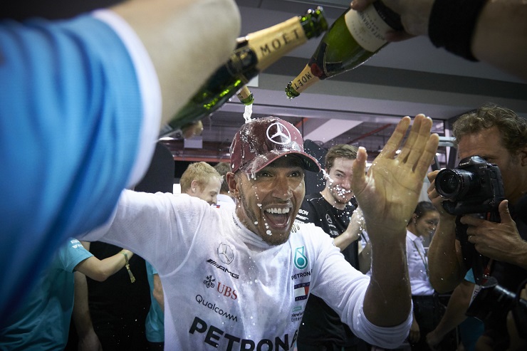 Hamilton esulta: “Non era la nostra pista, la pole ci ha dato un grande vantaggio”