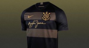 Una squadra di calcio brasiliana, il Corithians, omaggia nuovamente Ayrton Senna, tramite la terza maglia del club che avrà i colori della Lotus, team con cui ha vinto la prima volta in Formula 1
