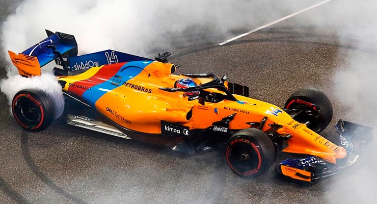 Un Fernando Alonso visibilmente emozionato ringrazia la Formula 1 per gli omaggi ricevuti, i fan che l'hanno votato come pilota del giorno e Lewis Hamilton e Sebastian Vettel per l'inaspettato omaggio a fine gara
