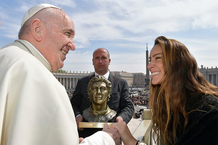 Formula 1 | Ayrton Senna: in ricordo del campione, statua e casco in omaggio a Papa Francesco