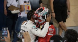 Formula 1 | GP Bahrain 2019: Hamilton, il sorpasso e quella mano alzata a scusarsi con Leclerc