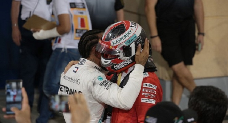 Formula 1 | GP Bahrain 2019: Hamilton, il sorpasso e quella mano alzata a scusarsi con Leclerc