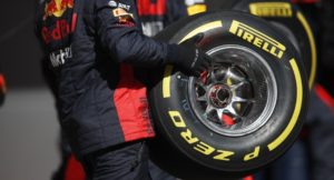 La Pirelli ha comunicato le mescole che potranno essere utilizzate nel corso delle 23 gare in programma nel calendario 2021. Per la maggior parte delle gare la scelta delle gomme è stata simile a quella della scorsa stagione. In Azerbaijan e Brasile verranno usati treni più morbidi, mentre per l' Olanda la Pirelli ha optato per i set più duri. I disservizi logistici causati dal covid-19 hanno provocato un cambiamento nel regolamento sportivo: Pirelli distribuirà, come nel 2020, due set di hard, tre di medium e otto di soft ad ogni pilota in ogni weekend di gara. SELEZIONE DEL GRAN PREMIO Bahrain C2, C3 e C4 Emilia-Romagna C2, C3 e C4 Portogallo C1, C2 e C3 Spagna C1, C2 e C3 Monaco C3, C4 e C5 Azerbaijian C3, C4 e C5 Canada C3, C4 e C5 Francia C2, C3 e C4 Austria C2, C3 e C4 Gran Bretagna C1, C2 e C3 Ungheria C2, C3 e C4 Belgio C2, C3 e C4 Paesi Bassi C1, C2 e C3 Italia C2, C3 e C4 Russia C3, C4 e C5 Singapore C3, C4 e C5 Giappone C1, C2 e C3 Stati Uniti C2, C3 e C4 Messico C2, C3 e C4 Brasile C2, C3 e C4 Australia C2, C3 e C4 Arabia Saudita C2, C3 e C4 Abu Dhabi C3, C4 e C5 Quella annunciata sarà in linea di principio la selezione degli pneumatici per questa stagione, anche se la Pirelli si riserva il diritto di modificare le opzioni anche 15 giorni prima di ogni gara qualora le circostanze lo richiedessero. "Annunciare le opzioni di quest'anno aiuterà i team e i piloti con la loro programmazione. Inoltre consente la massima flessibilità se il programma dovesse cambiare a causa del COVID-19, come accaduto lo scorso anno", ha spiegato Mario Isola, responsabile dell'area motorsport di Pirelli. "Considerando che le macchine e che la scelta delle mescole saranno molto simili a quelle del 2019 e del 2020, i team avranno a disposizione abbastanza dati da cui attingere. In Azerbaijan, l'ultima volta non abbiamo usato la mescola C2, mentre quest'anno per le opzioni più morbide: C3, C4 e C5. Poi abbiamo il Brasile, dove porteremo C2, C3 e C4 questo anno, poiché l'ultima volta la C1, selezionata come l'opzione più dura, non ha mostrato un vantaggio particolarmente grande in termini di usura rispetto alla media", ha spiegato. "In generale comunque, avere mescole più morbide può portare a una più ampia varietà di strategie di gara", ha concluso Mario Isola.