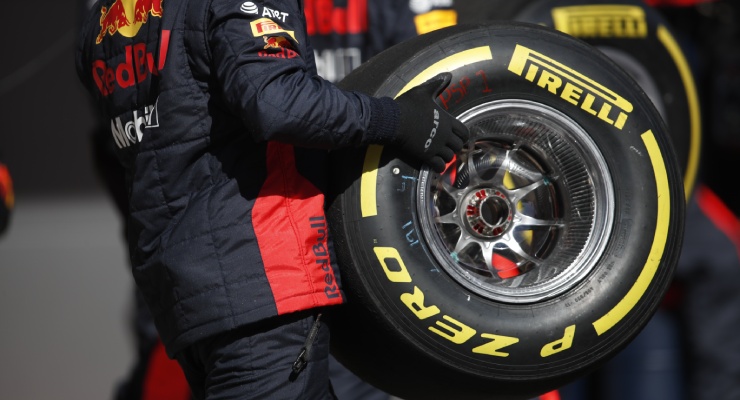 La Pirelli ha comunicato le mescole che potranno essere utilizzate nel corso delle 23 gare in programma nel calendario 2021. Per la maggior parte delle gare la scelta delle gomme è stata simile a quella della scorsa stagione. In Azerbaijan e Brasile verranno usati treni più morbidi, mentre per l' Olanda la Pirelli ha optato per i set più duri. I disservizi logistici causati dal covid-19 hanno provocato un cambiamento nel regolamento sportivo: Pirelli distribuirà, come nel 2020, due set di hard, tre di medium e otto di soft ad ogni pilota in ogni weekend di gara. SELEZIONE DEL GRAN PREMIO Bahrain C2, C3 e C4 Emilia-Romagna C2, C3 e C4 Portogallo C1, C2 e C3 Spagna C1, C2 e C3 Monaco C3, C4 e C5 Azerbaijian C3, C4 e C5 Canada C3, C4 e C5 Francia C2, C3 e C4 Austria C2, C3 e C4 Gran Bretagna C1, C2 e C3 Ungheria C2, C3 e C4 Belgio C2, C3 e C4 Paesi Bassi C1, C2 e C3 Italia C2, C3 e C4 Russia C3, C4 e C5 Singapore C3, C4 e C5 Giappone C1, C2 e C3 Stati Uniti C2, C3 e C4 Messico C2, C3 e C4 Brasile C2, C3 e C4 Australia C2, C3 e C4 Arabia Saudita C2, C3 e C4 Abu Dhabi C3, C4 e C5 Quella annunciata sarà in linea di principio la selezione degli pneumatici per questa stagione, anche se la Pirelli si riserva il diritto di modificare le opzioni anche 15 giorni prima di ogni gara qualora le circostanze lo richiedessero. "Annunciare le opzioni di quest'anno aiuterà i team e i piloti con la loro programmazione. Inoltre consente la massima flessibilità se il programma dovesse cambiare a causa del COVID-19, come accaduto lo scorso anno", ha spiegato Mario Isola, responsabile dell'area motorsport di Pirelli. "Considerando che le macchine e che la scelta delle mescole saranno molto simili a quelle del 2019 e del 2020, i team avranno a disposizione abbastanza dati da cui attingere. In Azerbaijan, l'ultima volta non abbiamo usato la mescola C2, mentre quest'anno per le opzioni più morbide: C3, C4 e C5. Poi abbiamo il Brasile, dove porteremo C2, C3 e C4 questo anno, poiché l'ultima volta la C1, selezionata come l'opzione più dura, non ha mostrato un vantaggio particolarmente grande in termini di usura rispetto alla media", ha spiegato. "In generale comunque, avere mescole più morbide può portare a una più ampia varietà di strategie di gara", ha concluso Mario Isola.