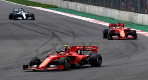 Team di Fomula 1 contro FIA-Ferrari