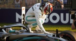 Hamilton inginocchiato Australia 2019 Mercedes