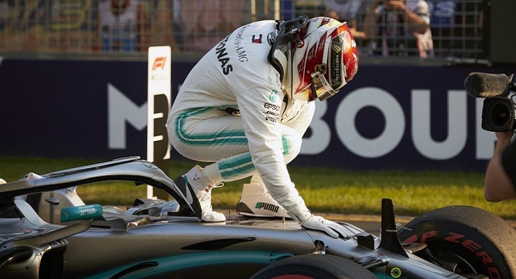 Hamilton inginocchiato Australia 2019 Mercedes