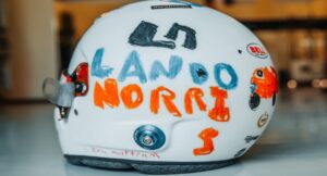 Norris, il nuovo casco disegnato da una bimba