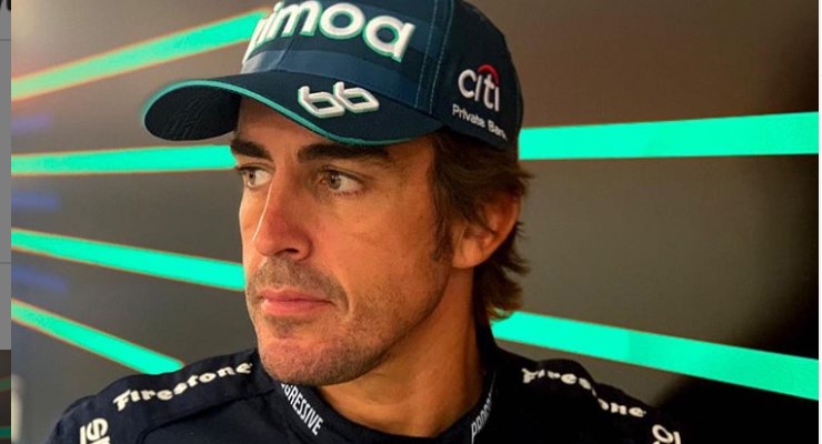 Alonso indossa la tuta per la 500 Miglia di Indianapolis