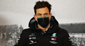 Wolff: "Red Bull parla fuori, noi parliamo in pista"