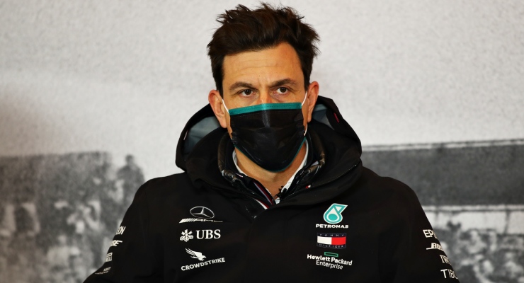 Wolff: "Red Bull parla fuori, noi parliamo in pista"