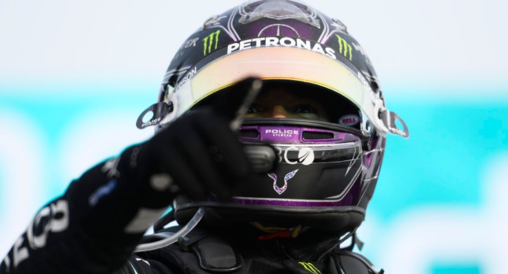 La Mercedes arriva felice in Bahrain con i titoli in tasca