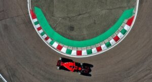 La Ferrari vende i suoi tesori: due caschi e un V12