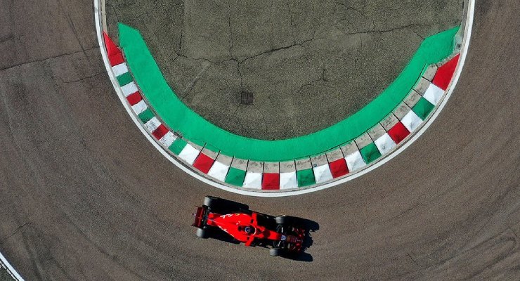 La Ferrari vende i suoi tesori: due caschi e un V12