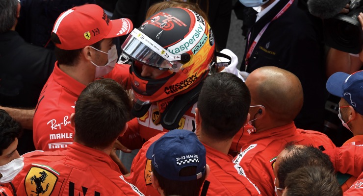 Una Ferrari alla Dent nel Principato di Monaco