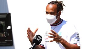 Hamilton prega che a Silverstone cambi la musica