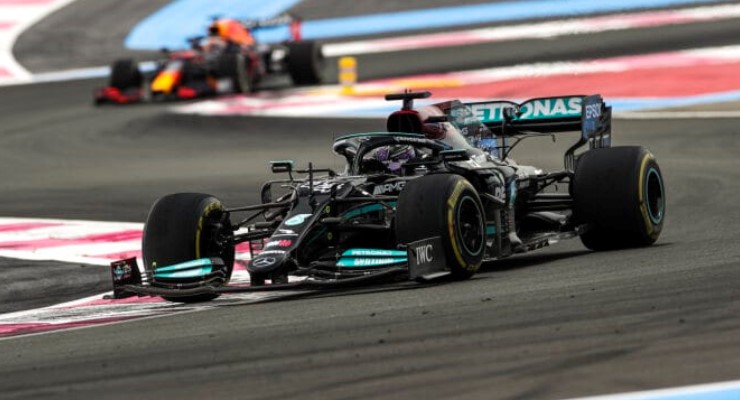 Hamilton vuole il ritorno del rifornimento di benzina