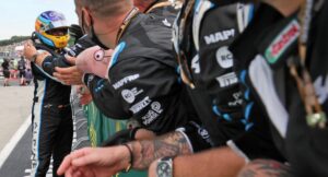 Alonso ha festeggiato il suo 40esimo compleanno con una vittoria del team per il GP Ungheria, che porta anche la sua speciale firma
