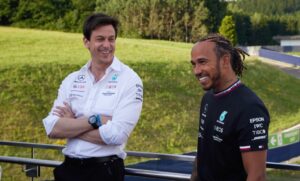 Wolff avverte Russell: "È vietato scontrarsi con Hamilton"
