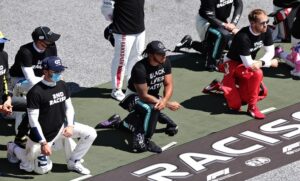 Vettel inginocchiamento