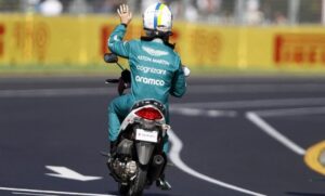 Vettel investigato durante le FP1 l'auto lo molla e lui torna in scooter
