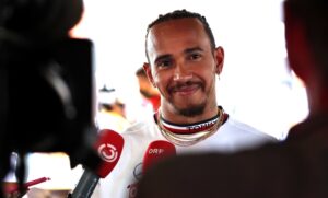 Hamilton cavaliere l'inglese difende una giornalista