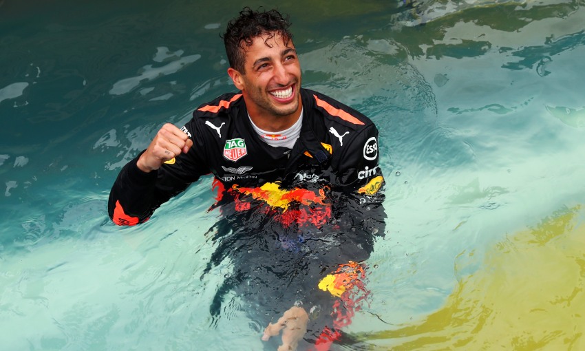 Daniel Ricciardo vestito da pilota Red Bull