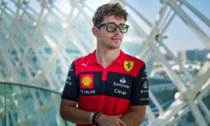 Charles Leclerc nel paddock del GP Abu Dhabi 2022
